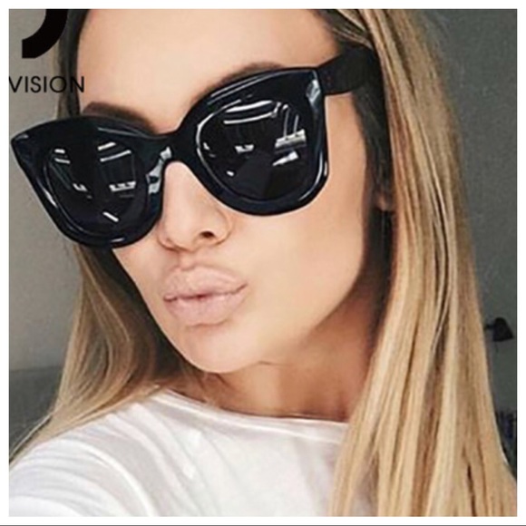 Accessories - ✨LAST ONE ✨Fabulous trendy peepers sunglasses